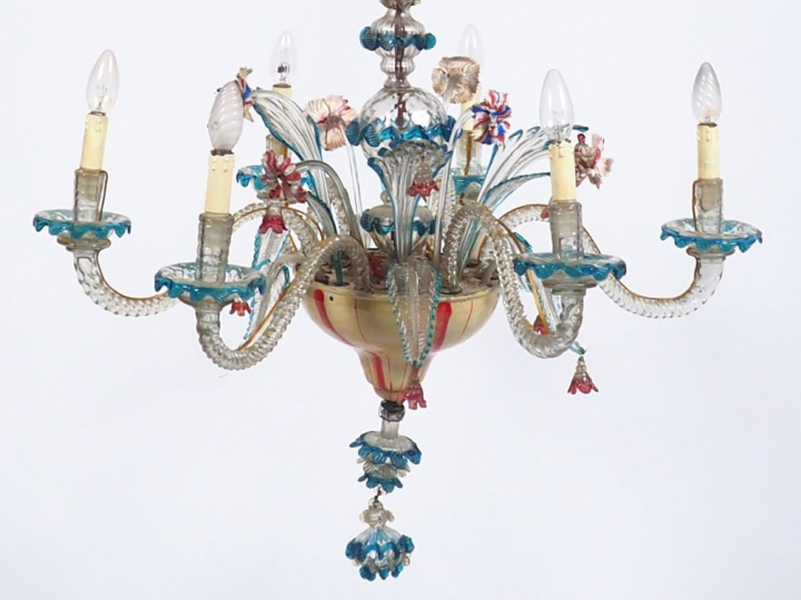 Lustre en verre polychrome de Venise éclairant à six lumières. (accide