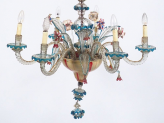 Vente aux enchères Lustre en verre polychrome de Venise éclairant à six lumières. (accide