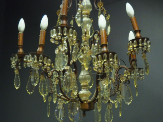 Vente aux enchères Lustre à pampilles éclairant à huit lumières.