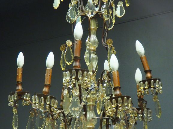 Lustre à pampilles éclairant à huit lumières.