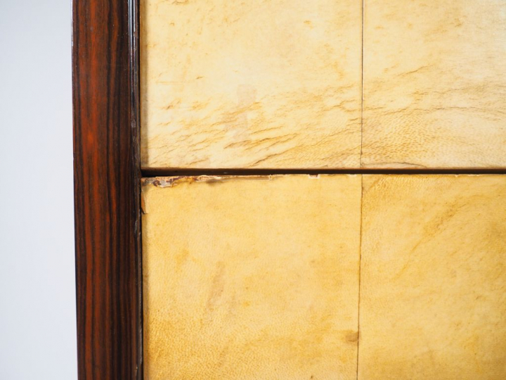 Secretaire à abttant 1940 en parchemin et placage d'ébène de macassar,