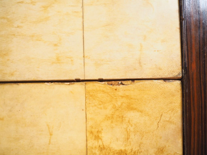 Secretaire à abttant 1940 en parchemin et placage d'ébène de macassar,