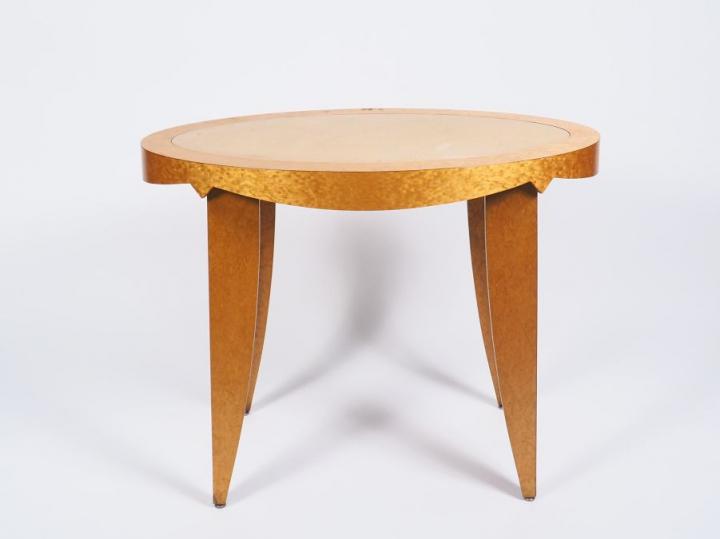 Gueridon de style 1940 en loupe d'érable, dessus cuir beige.