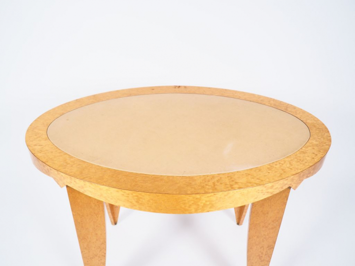 Gueridon de style 1940 en loupe d'érable, dessus cuir beige.