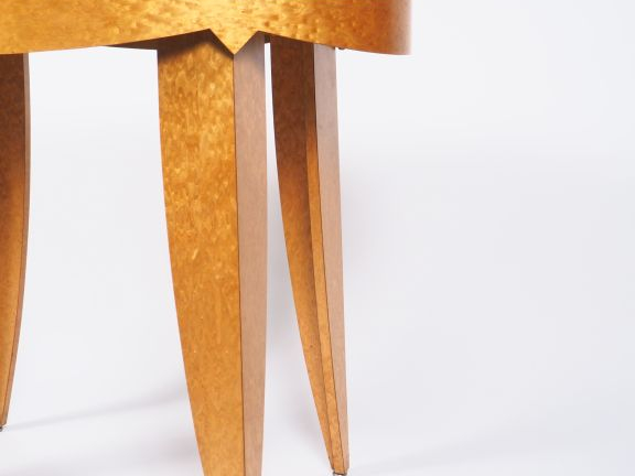 Gueridon de style 1940 en loupe d'érable, dessus cuir beige.