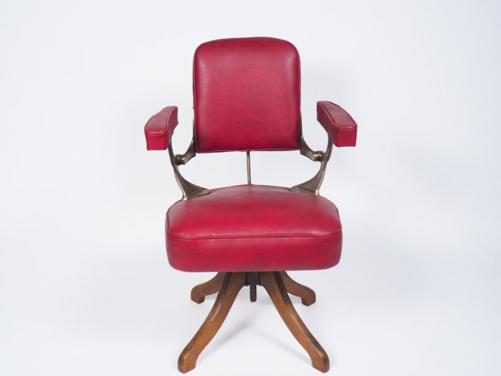 Fauteuil de barbier 1950 en skaï rouge métal chromé et bois  (un point