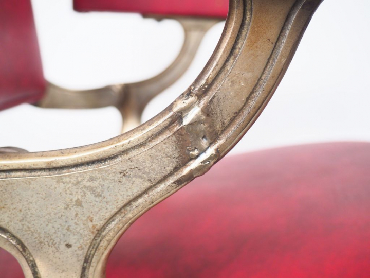 Fauteuil de barbier 1950 en skaï rouge métal chromé et bois  (un point