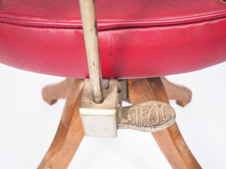 Fauteuil de barbier 1950 en skaï rouge métal chromé et bois  (un point