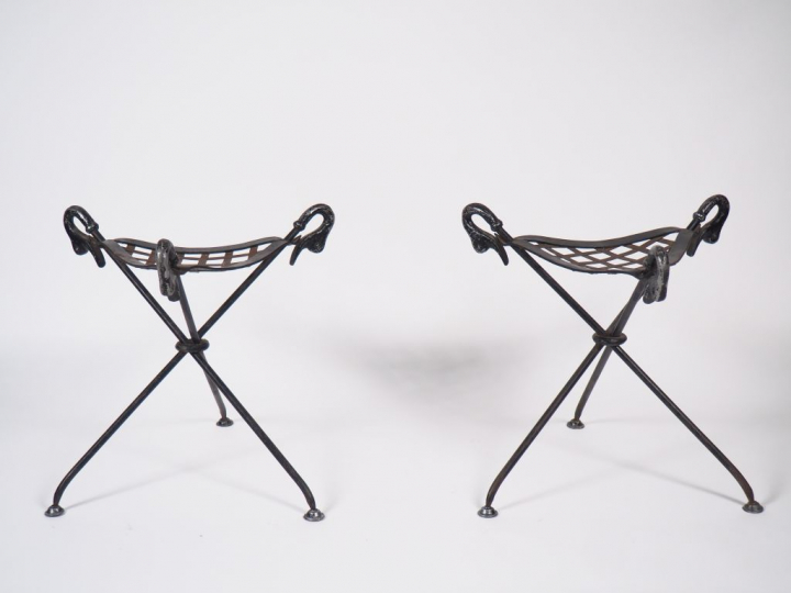 Paire de tabourets tripodes de style Empire en fer et tôle à décor de 