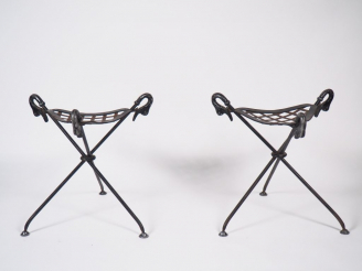 Vente aux enchères Paire de tabourets tripodes de style Empire en fer et tôle à décor de 