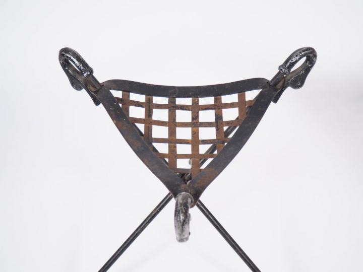 Paire de tabourets tripodes de style Empire en fer et tôle à décor de 