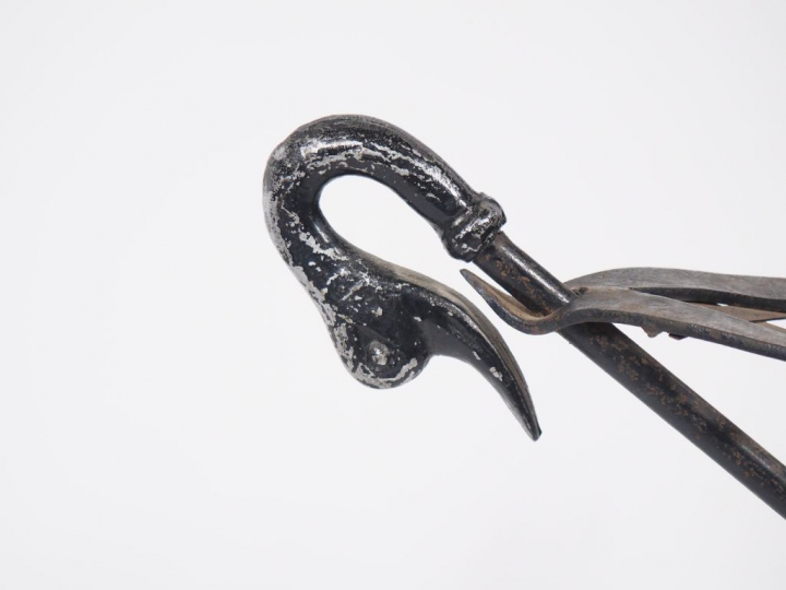 Paire de tabourets tripodes de style Empire en fer et tôle à décor de 