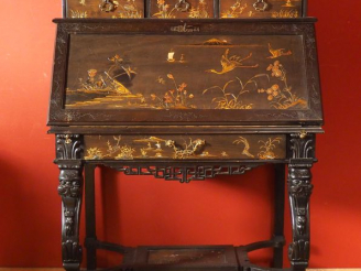 Vente aux enchères Bureau de pente à abattant de style Extreme Orient à décor laqué de pa