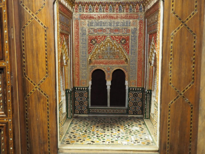 Cabinet syrien début XIXème en marqueterie, à décor de calligraphie, d