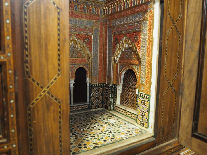 Cabinet syrien début XIXème en marqueterie, à décor de calligraphie, d