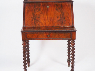 Vente aux enchères Bureau scriban Napoléon III en acajou et placage d'acajou, pieds en fo