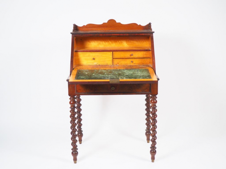 Bureau scriban Napoléon III en acajou et placage d'acajou, pieds en fo