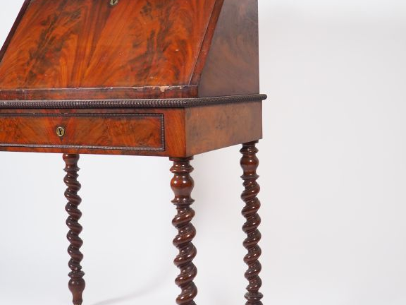 Bureau scriban Napoléon III en acajou et placage d'acajou, pieds en fo