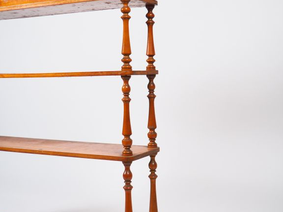 Etagère Napoléon III en citronnier. Dim. 104 x 85 x 19,5 cm