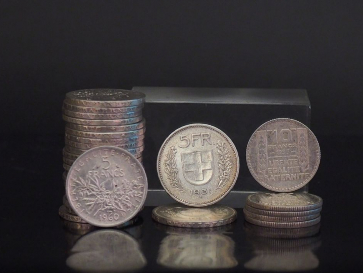 Ensemble comprenant :  - vingt et une pièce de 5 Francs en argent - ci