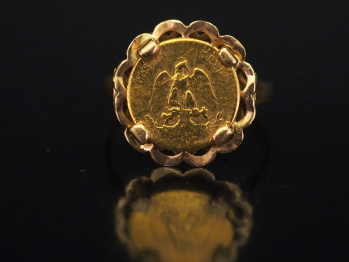 Bague en or jaune, sertie en son centre d'une pièce de deux pesos or. 