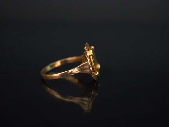 Bague en or jaune, sertie en son centre d'une pièce de deux pesos or. 