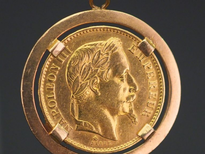 Pendentif en or jaune, sertie en son centre d'une pièce de 20 Francs o