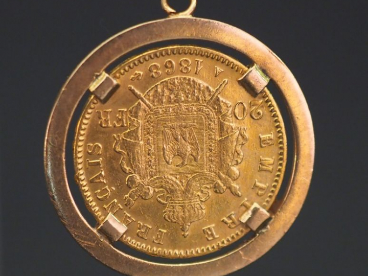 Pendentif en or jaune, sertie en son centre d'une pièce de 20 Francs o