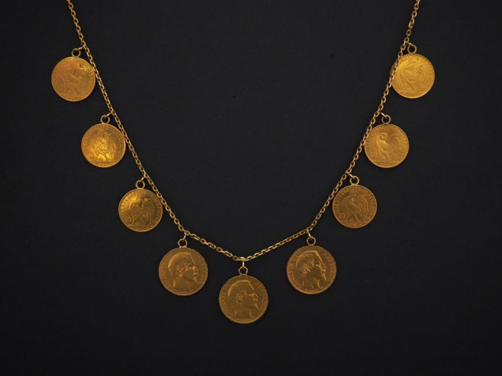 Collier souple en or jaune, orné de quatre pièces de 20 Francs or et s