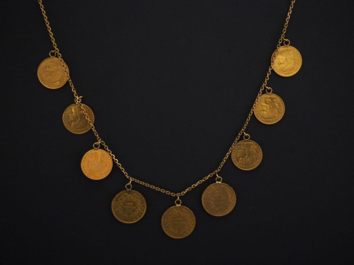 Collier souple en or jaune, orné de quatre pièces de 20 Francs or et s
