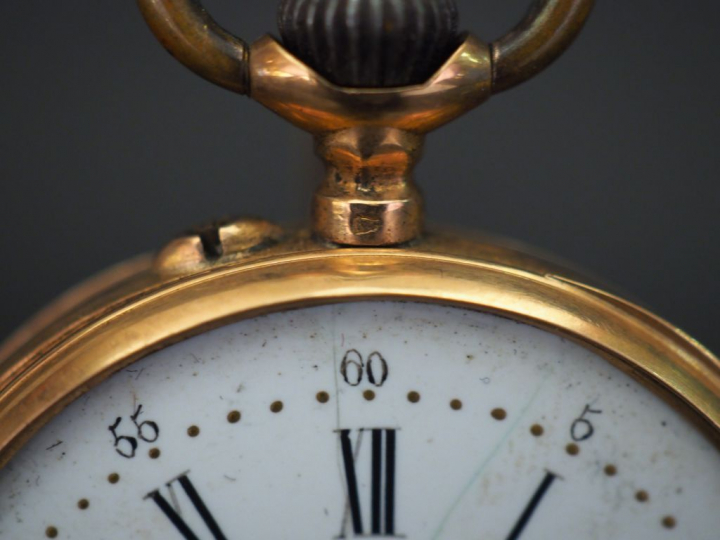 Montre de gousset en or jaune.  Cadran à chifrres romains pour les heu