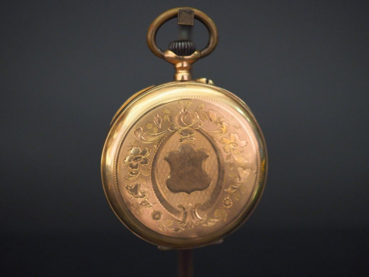 Montre de gousset en or jaune.  Cadran à chifrres romains pour les heu