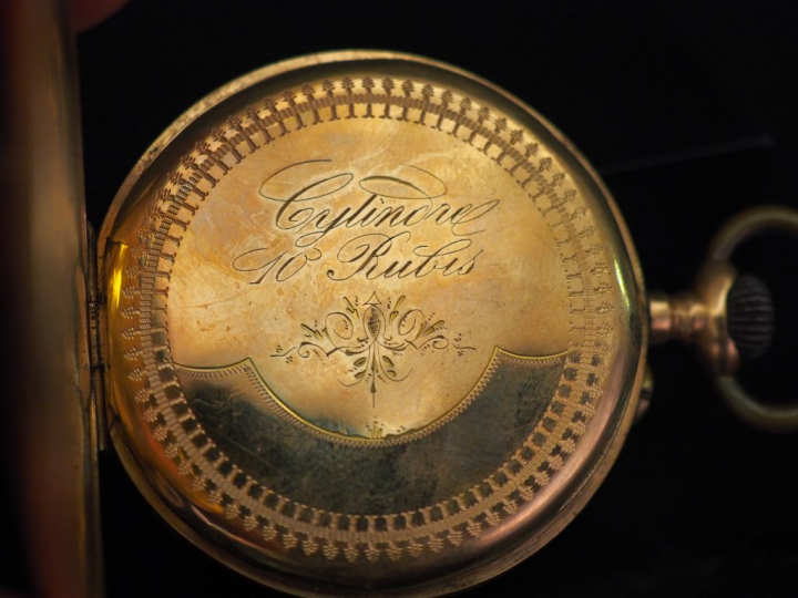 Montre de gousset en or jaune.  Cadran à chifrres romains pour les heu