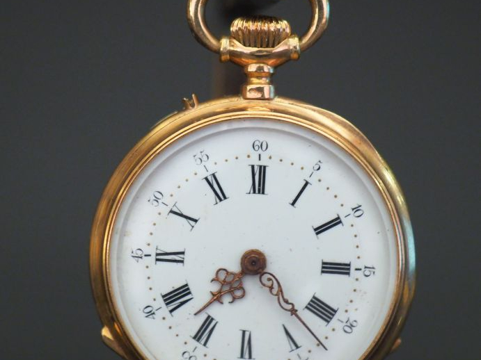 Montre de col en or jaune.  Cadran à chiffres romains pour les heures 