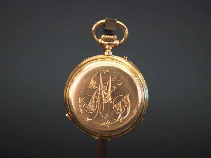 Montre de col en or jaune.  Cadran à chiffres romains pour les heures 