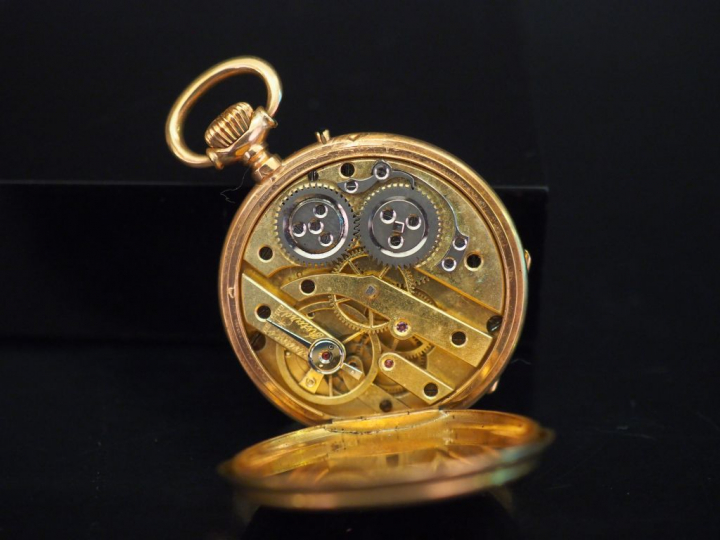 Montre de col en or jaune.  Cadran à chiffres romains pour les heures 