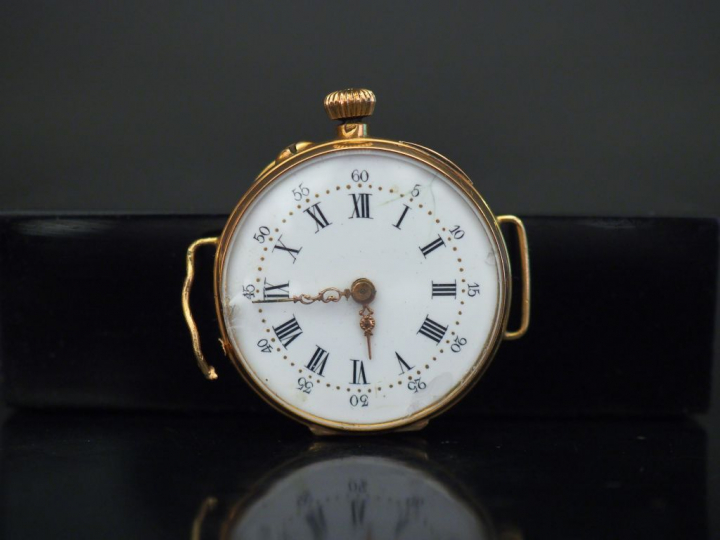 Montre de col en or jaune, tranformée en montre bracelet.  Cadran à ch