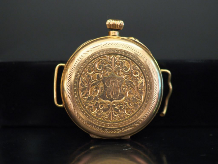 Montre de col en or jaune, tranformée en montre bracelet.  Cadran à ch