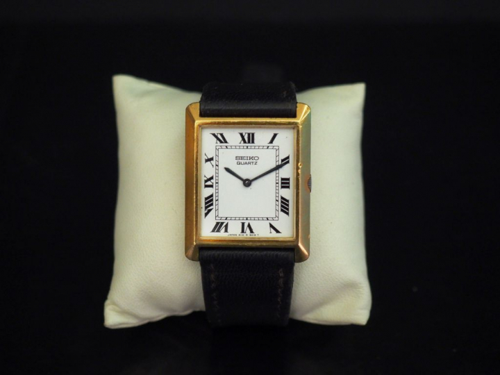 SEIKO Montre bracelet d'homme, boitier en or jaune. Cadran rectangulai