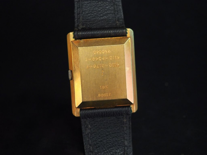 SEIKO Montre bracelet d'homme, boitier en or jaune. Cadran rectangulai