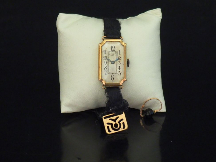 LIP Montre bracelet de dame, boitier en or jaune.  Cadran à chiffres a