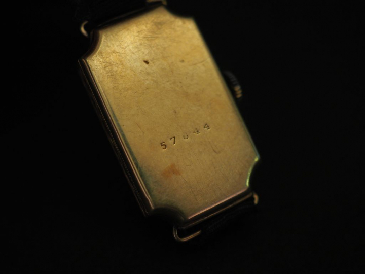 LIP Montre bracelet de dame, boitier en or jaune.  Cadran à chiffres a