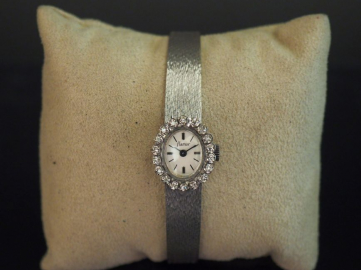 FLAMOR Montre bracelet de dame, boitier et bracelet en or blanc.  Cadr