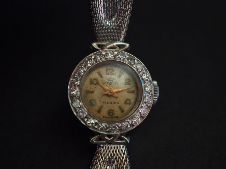 Montre bracelet de de dame, boitier et bracelet en or blanc.  Cadran r