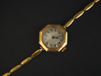 Vente aux enchères Montre bracelet de dame, boitier et bracelet en or jaune.  Cadran octo