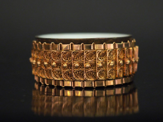 Vente aux enchères Bracelet manchette articulé en or jaune, à décor de maillons ajourés e