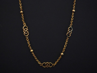 Vente aux enchères Sautoir en or jaune, à décor d'entrelacs et de boules. Long. 74 cm Poi