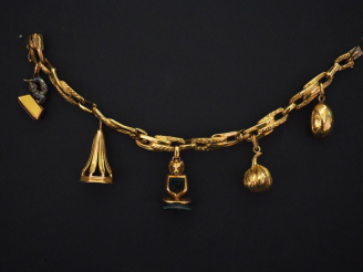 Vente aux enchères Bracelet articulé en or jaune, orné de cinq pendeloques :  - une pende