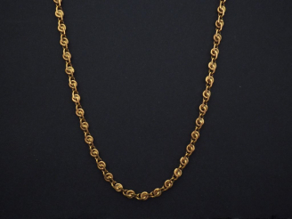 Vente aux enchères Chaine en or jaune, composée de maillons entrelacés. Long. 60 cm Poids