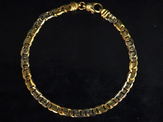 Vente aux enchères Bracelet souple deux tons d'or, maille plate ajourée.  Long. 21,5 cm P